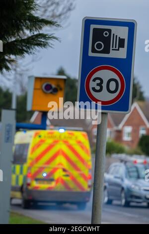 Blitzerwarnung, Warnschild, Aktion, Gatso, Bus Lane Kameras, Rotlichtkameras, Gelbe Anschlussdose, Durchschnittsgeschwindigkeit, Truvelo, Gatso, Intelligente Autobahnen. Stockfoto