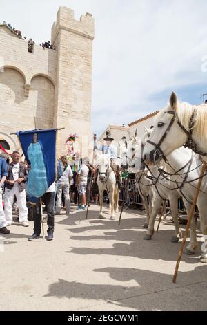 'Les Gardiens Camargaises', auf ihren Camargue-Pferden warten vor der Kirche von Saintes Marie de La Mer auf das Ende des Gottesdienstes und die Proce Stockfoto