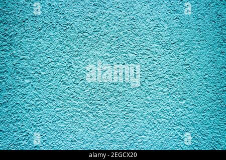 Hellblaue Wand mit strukturiertem Putz Stockfoto