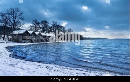 Bootshäuser im Winter auf Ammersee, Stegen, Fuenfseenland, Oberbayern, Bayern, Deutschland, Europa Stockfoto