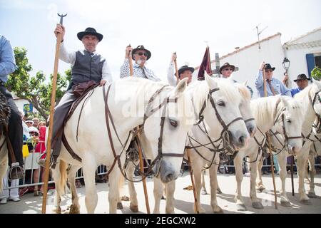 France Saintes Maries De La Mer 'Les Gardiens Camargaises', auf ihren Camargue-Pferden, warten auf den Beginn der Prozession Stockfoto