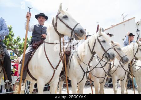 France Saintes Maries De La Mer 'Les Gardiens Camargaises', auf ihren Camargue-Pferden, warten auf den Beginn der Prozession Stockfoto