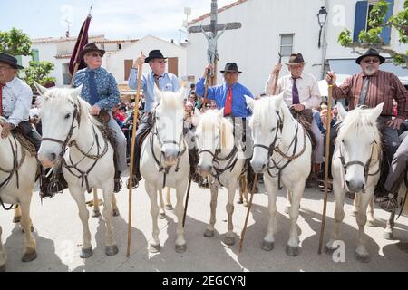 France Saintes Maries De La Mer 'Les Gardiens Camargaises', auf ihren Camargue-Pferden, warten auf den Beginn der Prozession Stockfoto