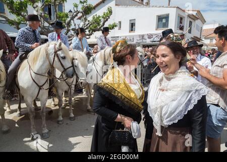 France Saintes Maries De La Mer 'Les Gardiens Camargaises', auf ihren Camargue-Pferden, warten auf den Beginn der Prozession Stockfoto