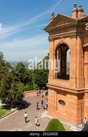 Touristen und Besucher in der Wallfahrtskirche der Madonna di San Luca Bologna Italien Stockfoto