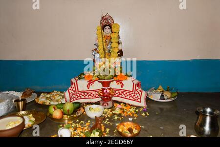 Vasant Panchami oder Sarasvati Puja zu Ehren von Saraswati, Göttin des Wissens, der Sprache, der Musik und aller Künste. Es ist auch eine Festfeier für ar Stockfoto