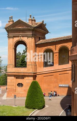 Touristen und Besucher in der Wallfahrtskirche der Madonna di San Luca Bologna Italien Stockfoto