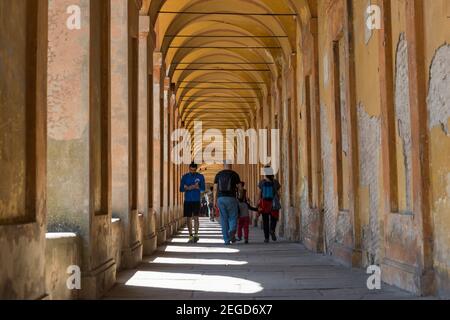 Der Portico di San Luca, ein überdachter Weg von Bologna zum Heiligtum der Madonna di San Luca eine Kirche auf einem Hügel in Bologna Italien Stockfoto