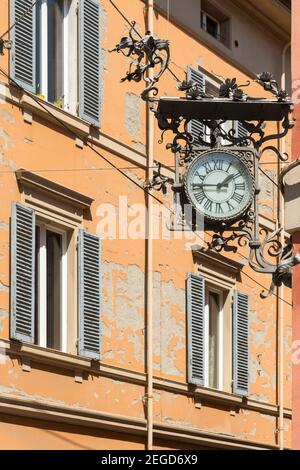 Eine alte Uhr an einer Wand in Piazza Luigi Galvani oder Luigi Galvani Platz, in Bologna Italien montiert Stockfoto