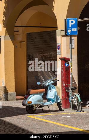 Eine hellblaue vespa Roller in einer Straße in geparkt Bologna Italien Stockfoto