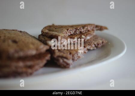 Hausgemachter Finger Hirse Pfannkuchen. Experimentieren Sie mit Fingermilchetten zu Hause. Aufnahme auf weißem Hintergrund Stockfoto