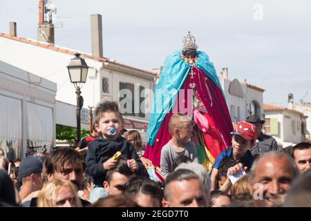 Roma und andere Teilnehmer begleiten die Statue der Zigeuner Schutzpatronin Sarah in der jährlichen Prozession durch die Straßen Von Saintes-Maries-de-la- Stockfoto