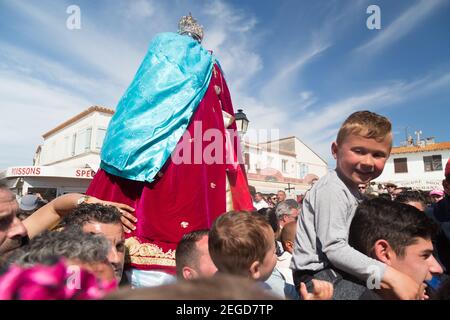 Roma und andere Teilnehmer begleiten die Statue der Zigeuner Schutzpatronin Sarah in der jährlichen Prozession durch die Straßen Von Saintes-Maries-de-la- Stockfoto