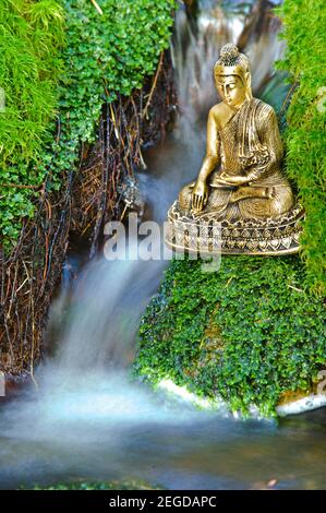 Buddha Skulptur sitzt im fliessenden Wasser Stockfoto