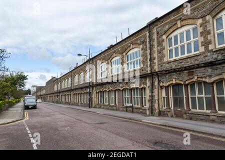 Gesamtansicht der Fassade der alten GWR-Carriage-Werke entlang der London Street in Railway Village, Swindon, Wiltshire, UK. Stockfoto