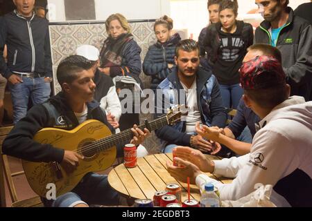 France Sainte Maries De La Mer EINE Gruppe junger Roma hält eine spontane Flamenco-Vorstellung in einem Café ab. Stockfoto