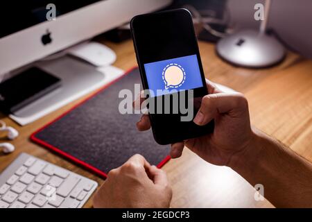 Antalya, TÜRKEI - 10. Januar 2021. IPhone 11 Smartphone-Bildschirm mit Signal-Logo. Stockfoto