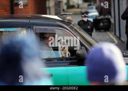 London, England, Großbritannien. Februar 2021, 18th. Ein Hund schaut aus einem Taxifenster in Richtung Presse, als er am Hintereingang des King Edward VII's Hospital vorbeikommt, wo Herzog von Edinburgh Prinz Philip (99) am Dienstagabend als Vorsichtsmaßnahme aufgenommen wurde, nachdem er sich 'unwohl gefühlt hatte. Kredit: Tayfun Salci/ZUMA Wire/Alamy Live Nachrichten Stockfoto