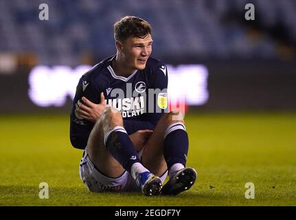 Aktenfoto vom 17-02-2021 von Millwalls Jake Cooper mit einer Verletzung. Ausgabedatum: Donnerstag, 18. Februar 2021. Stockfoto