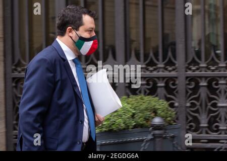 Rom, Italien. Februar 2021, 17th. Matteo Salvini betritt das Senatsgebäude für die Vertrauensabstimmung über die italienische Regierung in Rom, Italien am 17. Februar 2021. (Foto: Matteo Nardone/Pacific Press/Sipa USA) Quelle: SIPA USA/Alamy Live News Stockfoto