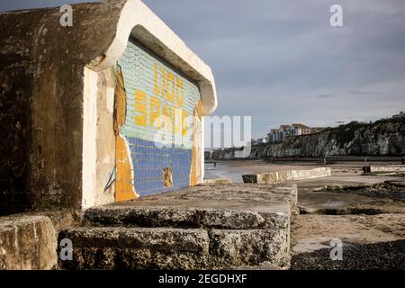 Altes Lido Sands Betonbeschilderung am Ufer in Margate, Kent. Stockfoto