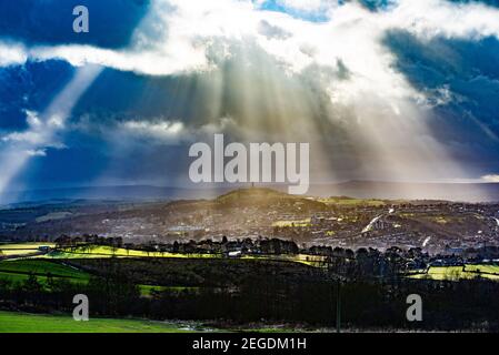 Huddersfield, West Yorkshire, Großbritannien. Februar 2021, 18th. Duschen Sie Wolken und Sonnenstrahlen in Castle Hill, Almondbury, mit Blick auf Huddersfield, West Yorkshire. Kredit: John Eveson/Alamy Live Nachrichten Stockfoto