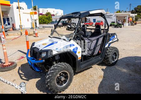 Folegandros, Griechenland - 25. September 2020: Buggy Auto auf der Straße auf Folegandros Insel geparkt Stockfoto