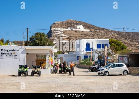 Folegandros, Griechenland - 25. September 2020: Blick auf den Hügel mit der Kirche oben in Chora auf der Insel Folegandros Stockfoto