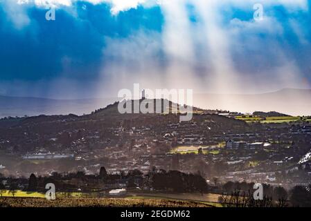 Huddersfield, West Yorkshire, Großbritannien. Februar 2021, 18th. Duschen Sie Wolken und Sonnenstrahlen in Castle Hill, Almondbury, mit Blick auf Huddersfield, West Yorkshire. Kredit: John Eveson/Alamy Live Nachrichten Stockfoto