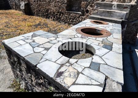 Tast Food Bar namens Thermopolium in den römischen Ruinen der antiken archäologischen Stätte von Pompeji in Kampanien, Italien Stockfoto