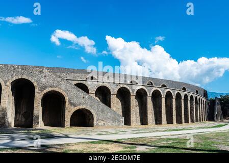 Amphitheater der römischen Ruinen der antiken archäologischen Stätte von Pompeji in Kampanien, Italien Stockfoto