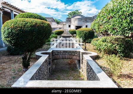 Patio mit Garten und Teich in den römischen Ruinen der antiken archäologischen Stätte von Pompeji in Kampanien, Italien Stockfoto