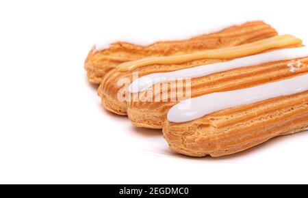 Eclair Kuchen isoliert auf weißem Hintergrund. Stockfoto