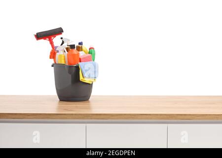 Eimer voll mit Reinigungsmitteln auf einer Holztheke isoliert Auf weißem Hintergrund Stockfoto