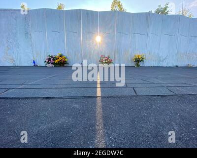 Blumen vor den Namen derer, die im Flight 93 Memorial, Shanksville, PA, gestorben sind Stockfoto