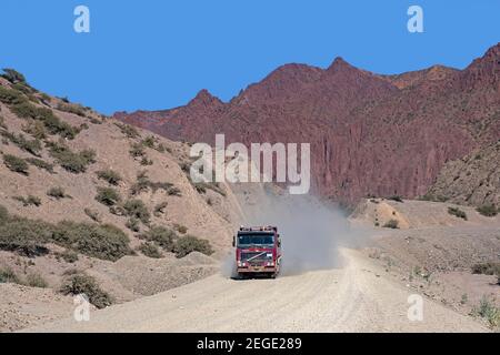 LKW-Fahrt auf Schotterstraße Route 21 / Ruta 21 auf dem Hochplateau des Altiplano, zwischen Tupiza und Uyuni, Departement Potosí, Bolivien Stockfoto