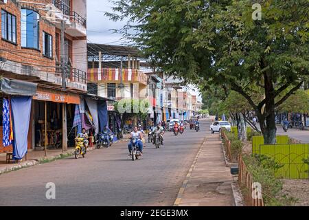 Bolivianer fahren auf Motorrädern durch die Einkaufsstraße in der Stadt Guayaramerín im Amazonas, Provinz Vaca Díez, Beni Department, Bolivien Stockfoto