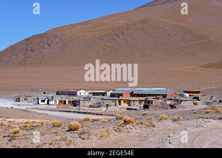 Kleine Siedlung an der Laguna Colorada / Rote Lagune, Salzsee im Eduardo Avaroa Andenfauna National Reserve in den Andenbergen, Bolivien Stockfoto