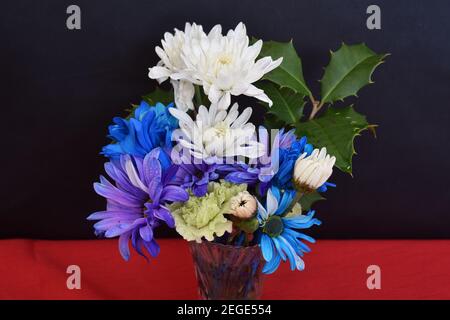 Eine Vielzahl von Blumen, Knospen und Blättern in einem bunten Indoor-Anordnung mit selektiver Unschärfe -07 Stockfoto