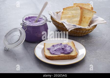 ube halaya (violette Yam Marmelade) Toast, philippinisches Essen Stockfoto