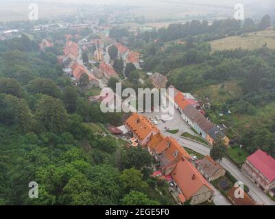 Srebrna Gora August 22 2019 Luftdrohnenansicht zur Stadt Straßen Stockfoto