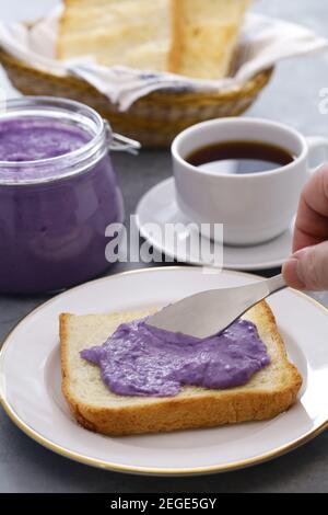 ube halaya (violette Yam Marmelade) Toast, philippinisches Essen Stockfoto