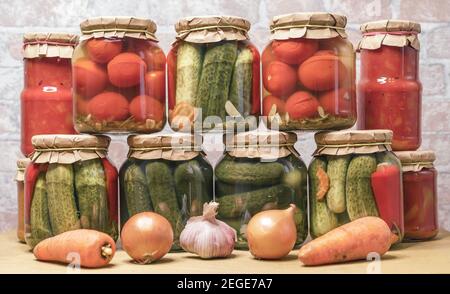 Eingelegte Tomaten, Gurken aus der Dose und Lecho in Gläsern. Konzept der Hauskannen Gemüse für den Winter. Stockfoto