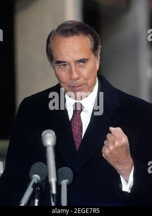 FILEBILDER: WASHINGTON, DC. USA, 8. November 1992US Senator Robert Dole spricht zu Reportern außerhalb der CBS-Studios, nachdem er auf der Sonntagmorgen-Talkshow „Face the Nation“ erschienen ist Kredit: Mark Reinstein/MediaPunch Kredit: MediaPunch Inc/Alamy Live News Stockfoto