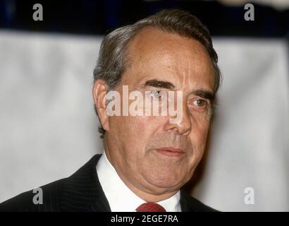 DATEI BILDER: Chicago Illinois, USA, 21. August 1987 Vereinigte Staaten Senator Robert Dole (R-KS) spricht bei einer Spendenaktion der Republikanischen Partei Kredit: Mark Reinstein/MediaPunch Kredit: MediaPunch Inc/Alamy Live Nachrichten Stockfoto