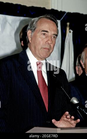 DATEI BILDER: Chicago Illinois, USA, 21. August 1987 Vereinigte Staaten Senator Robert Dole (R-KS) spricht bei einer Spendenaktion der Republikanischen Partei Kredit: Mark Reinstein/MediaPunch Kredit: MediaPunch Inc/Alamy Live Nachrichten Stockfoto