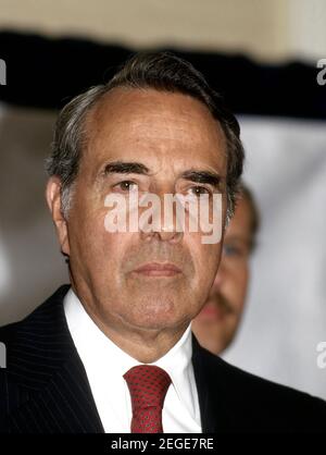 DATEI BILDER: Chicago Illinois, USA, 21. August 1987 Vereinigte Staaten Senator Robert Dole (R-KS) spricht bei einer Spendenaktion der Republikanischen Partei Kredit: Mark Reinstein/MediaPunch Kredit: MediaPunch Inc/Alamy Live Nachrichten Stockfoto