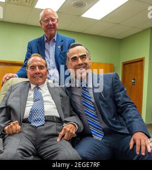 FILEBILDER: Kinsley, Kansas, USA, 23. September 2014Senator Pat Roberts steht hinter dem ehemaligen Senator Robert Dole und Dwight Wetzel aus Offerle Kansas, die als Kind Senator Dole in Washington besuchten und während des Besuchs eine Dole-Maske trugen. Dwight hat die Maske gehalten in der Hoffnung, dass er irgendwann wieder mit dem Senator posieren könnte, und heute seinen Wunsch bekommen. Kredit: Mark Reinstein/MediaPunch Gutschrift: MediaPunch Inc/Alamy Live Nachrichten Stockfoto