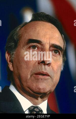 FILEBILDER: WASHINGTON, DC. USA, 28. März 1988United Staaten Senator und Präsidentschaftskandidat Robert Dole (R-KS) spricht seine Kampagne Hauptquartier Mitarbeiter sagen, dass er im Rennen um die republikanische Nominierung für Präsident trotz seiner Kommentar in der Vorwoche, dass Vizepräsident George H.W. bleiben Bush würde wahrscheinlich die Nominierung der Partei gewinnen Kredit: Mark Reinstein/MediaPunch Kredit: MediaPunch Inc/Alamy Live News Stockfoto