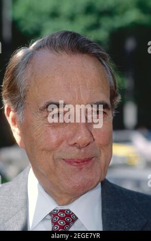 FILEBILDER: WASHINGTON, DC. USA, 1995US Senator Robert Dole (R-KS) spricht mit Reportern außerhalb der ABC-Studios, nachdem er auf der Sonntagmorgen-Talkshow "Diese Woche" erschienen Kredit: Mark Reinstein/MediaPunch Kredit: MediaPunch Inc/Alamy Live News Stockfoto